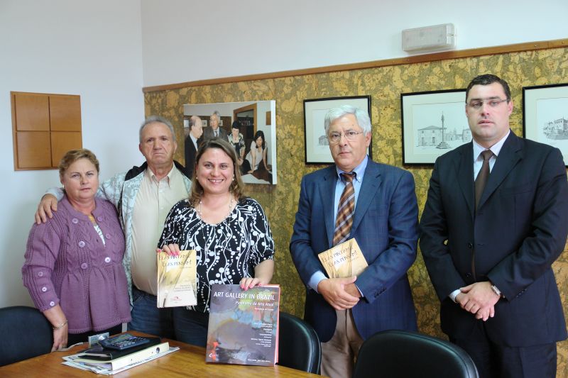 Silvana Borges, pintora brasileira com raízes em Sernancelhe, oferece livro de arte à Biblioteca