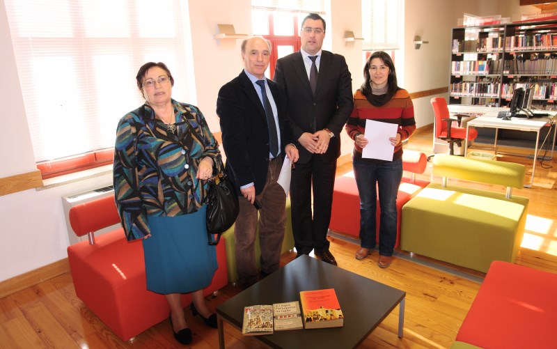 Professor José Júlio Rodrigues, da Universidade de Kyoto, Japão, oferece livros à Biblioteca de Sernancelhe