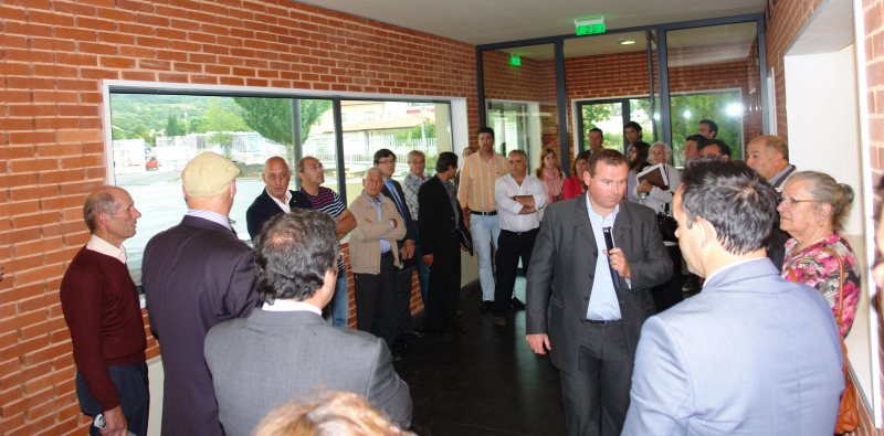 Os membros da Assembleia Municipal de Sernancelhe visitaram, no decurso da sessão ordinária de 2 de julho, o novo Centro Escolar. A iniciativa surgiu depois de na última reunião o Presidente da Câmara Municipal, Carlos Silva Santiago, ter lançado o desafio ao plenário para que conhecesse o edifício escolar que vai acolher os alunos do 1º Ciclo do Ensino Básico.