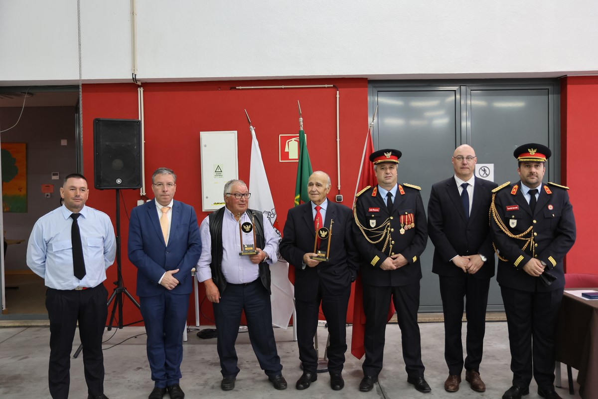 BOMBEIROS DE SERNANCELHE CELEBRAM 66 ANOS COM DUAS NOVAS AMBULÂNCIAS E HOMENAGENS AO COMANDANTE E À CORPORAÇÃO