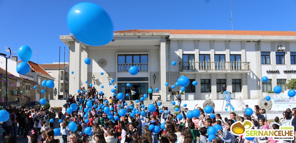 Crianças do Concelho de Sernancelhe decoraram Laço azul para assinalar o mês da Prevenção dos Maus-Tratos na Infância